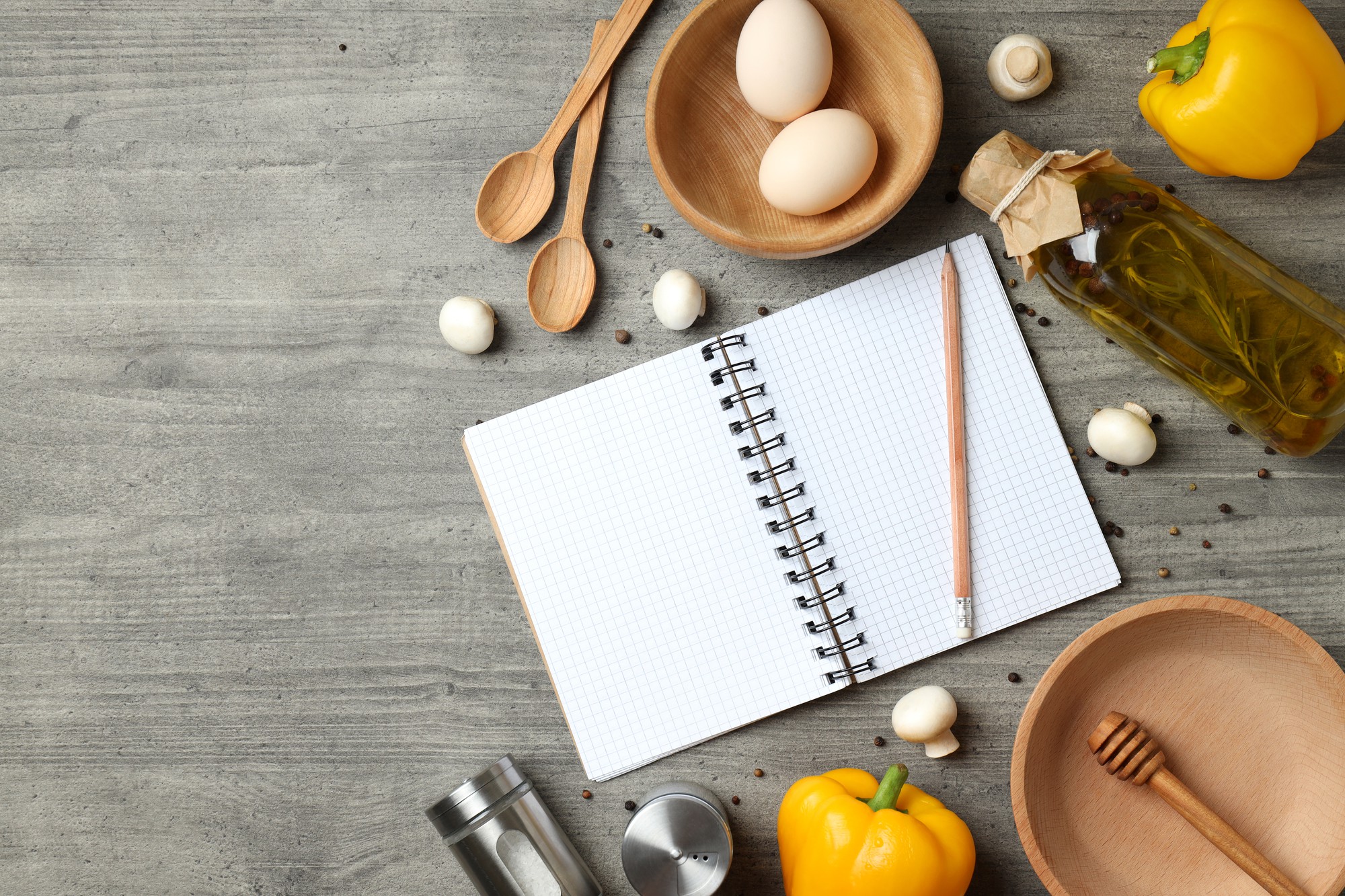 Mesa de trabajo con ingredientes y notas